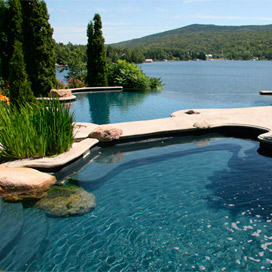 jardin avec piscines a déversement